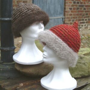 Hat med lang top og ”pelskant”