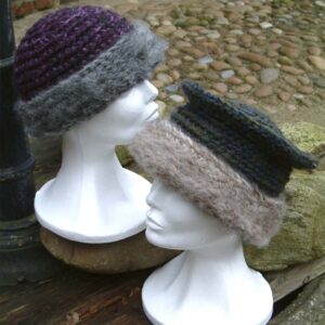 Lilla hat med rund puld og ”pelskant”